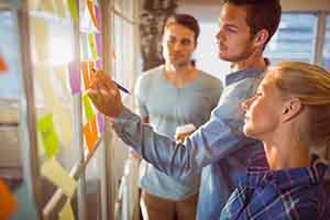 tres personas organizando papeles